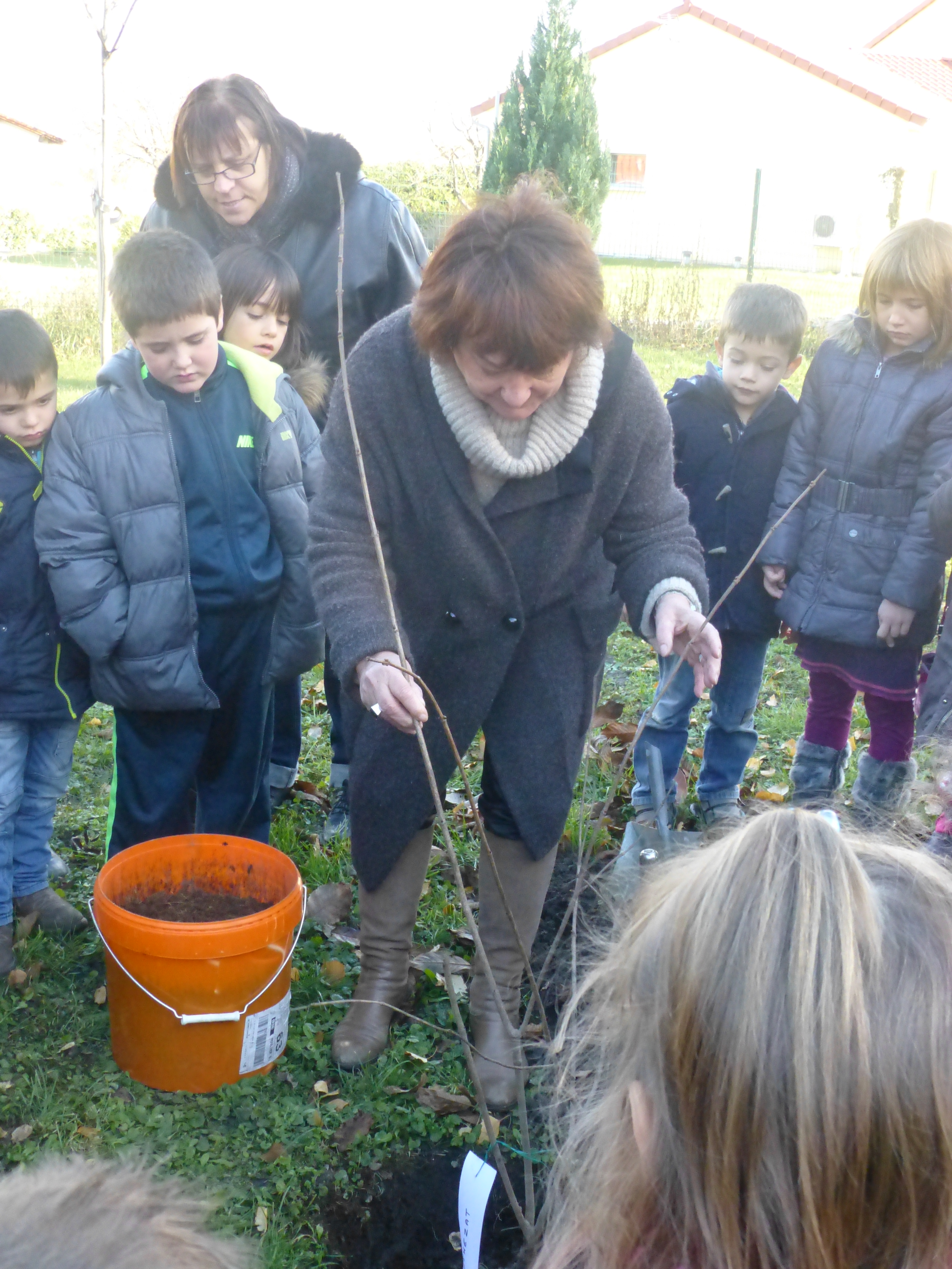 En présence de Mme Bernadette TROQUET, conseillère générale et de M. Jean-Claude ROCHE, les enfants de l’école d’authezat, accompagnés de leur institutrice et de Gilles BERNARD, agent communal, ont planté, […]