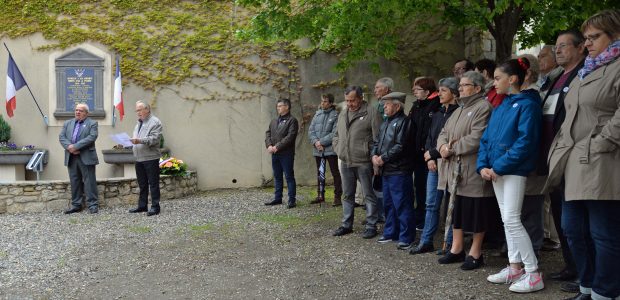 La population s’est rassemblée autour du monument aux Morts, lundi 08 mai. Partagez